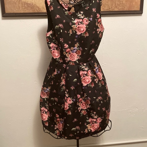 Forever 21 size Medium Floral with black background - Picture 1 of 5